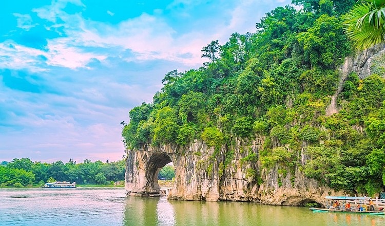 【广西小环线9天游】德天跨国瀑布•通灵大峡谷•北海银滩•涠洲岛•五彩滩•桂林象鼻山•漓江阳朔•世外桃源•漓江竹筏 9天8晚游