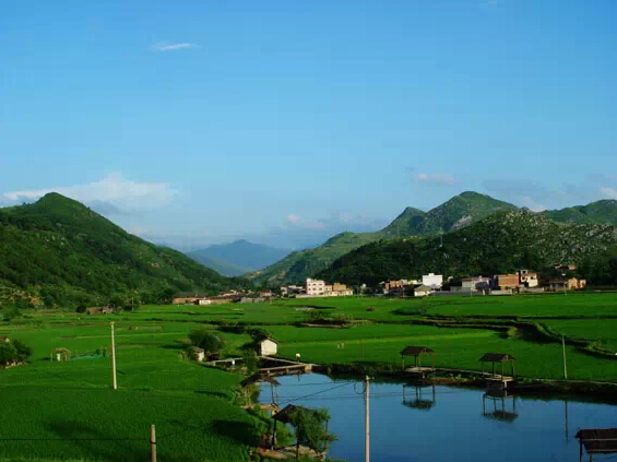 群山之中的小村落，一派安静祥和，真想在此小住几日，远离城市喧嚣