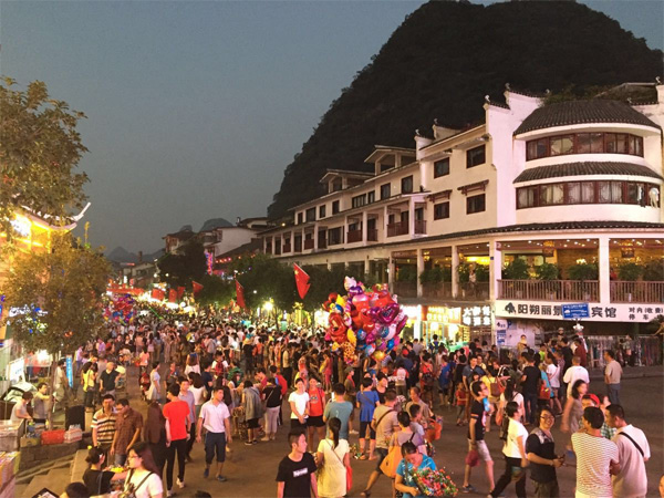 桂林国庆旅游——阳朔西街人潮涌动