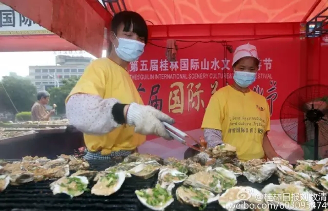 首届桂林国际美食文化展暨桂林地方特色美食展在桂林甲天下广场盛大开幕。