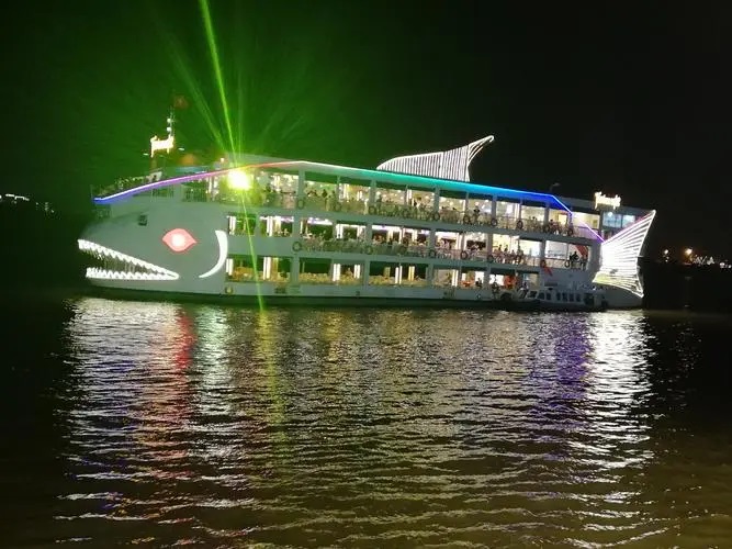 夜游西贡河